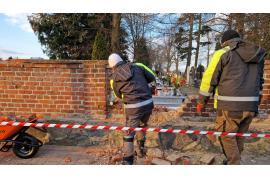 <b>CZERSK. Rozpoczęcie prac związanych z rekonstrukcją muru cmentarza w  Czersku. Odzyskanych ma być 700 z ok. 18 tysięcy cegieł - mieszkaniec niezadowolony (ZDJĘCIA, WIDEO)</b>