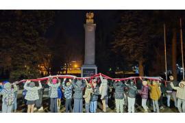 <b>CZERSK. Dyskoteka Niepodległościowa. Wydarzenie rozpoczął uroczysty przemarsz z biało-czerwoną flagą spod szkoły do Pomnika Ofiar Faszyzmu (ZDJĘCIA)</b>