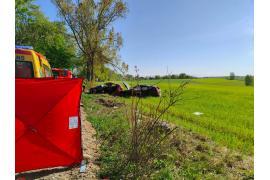 <b>Śmiertelny wypadek na granicy powiatów chojnickiego i kościerskiego. Zderzenie dwóch samochodów osobowych i ciężarówki (ZDJĘCIA)</b>