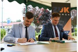 <b>CZERSK. ZUK w Czersku. Podpisanie umowy na modernizację oczyszczalni ścieków – 863 000 zł z programu  `Szlamnik`. Pożyczka i dotacja z WFOŚiGW (WIDEO, ZDJĘCIA)</b>