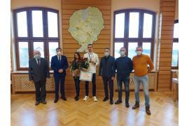 <b>Mistrz Europy Patryk Dobek odwiedził Gminę Karsin. Stypendium sportowe w kwocie 15 000 zł (FOTO)</b>