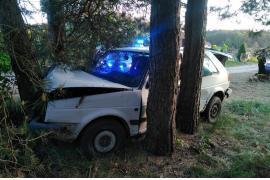 <b>Kierowca volkswagena był pod wpływem alkoholu, zakończył jazdę na drzewie (ZDJĘCIA)</b>