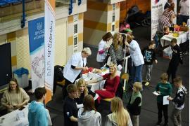 <b>CZERSK. Trwają V Targi Czasu Wolnego w Czersku. Czas po szkole może być nie tylko odpoczynkiem, lecz także szansą na rozwój, zabawę i budowanie relacji (ZDJĘCIA, WIDEO)</b>