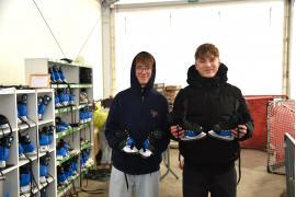 <b>CZERSK. Lodowisko w Czersku. Wypożyczalnia - dotarły nowe rozmiary łyżew - od 27 do 46 (ZDJĘCIA)</b>