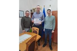 <b> CZERSK. Osiedle nr 2 `Chojnickie` w Czersku wspiera placówki oświaty (ZDJĘCIA) </b>
