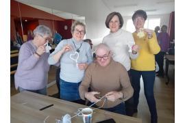 <b> CZERSK. Zajęcia z wyplatania makramy seniorów z PZERiI w Czersku (ZDJĘCIA, WIDEO)</b>