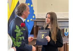 <b>Najzdolniejsi uczniowie nagrodzeni przez starostę. Najwyższy wynik uzyskała Łucja Januszewska, absolwentka czerskiego LO – średnia 5,88. GRATULACJE!</b>