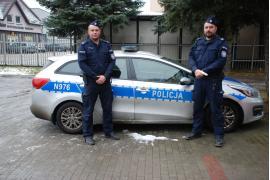 <b>Policjanci z czerskiego komisariatu ratowali pensjonariuszy hospicjum <br>z płonącego budynku</b>