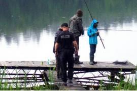<b> Wspólne działania policji i straży rybackiej. Kontrole na akwenach znajdujących się na terenie gminy Czersk (ZDJĘCIA)</b>