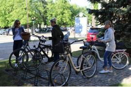 <b>Urzędnicy przesiedli się na dwa kółka. Rowerem do pracy przyjechał także starosta Marek Szczepański (FOTO)</b>