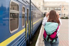 <b>Zamiast zatłoczonego kurortu – wybierz pociąg i nieznane miasteczko</b>
