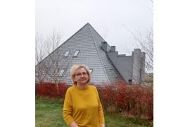 <b>GM. CZERSK. Maria Buratyńska ma zostać nowym kustoszem Rezerwatu Kręgi Kamienne. Małżeństwo mieszka w… piramidzie (ZDJĘCIA) </b>