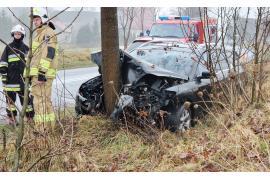 <b>GM. CZERSK. Auto uderzyło w drzewo. Kierująca trafiła do szpitala (ZDJĘCIA, WIDEO) </b>