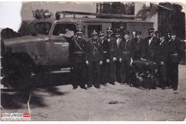 <b>GM. CZERSK. Z kart historii. Druhowie z OSP w Rytlu i ich wóz bojowy marki ZiS-5 – trafił do jednostki w 1948 roku</b>