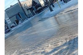 <b>CZERSK. Gdzie są piaskarki? Na asfalcie lód...</b>