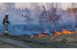 <b>CZERSK. Kolejny pożar traw w tym sezonie (ZDJĘCIA, WIDEO) </b>