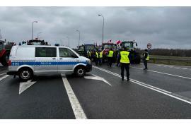 <b>KOMUNIKAT POLICJI: Blokada na chojnickiej obwodnicy zawieszona</b>