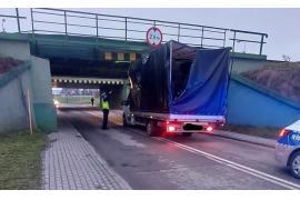 <b> CZERSK. Samochód zaklinował się pod wiaduktem kolejowym w Czersku</b>