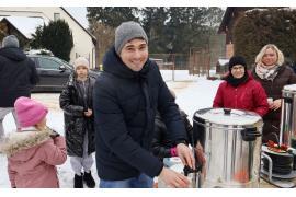 <b>CZERSK. Trwa spotkanie zimowiskowe na Osiedlu Chojnickim. Nie brakuje śmiechu, rozmów i dobrej energii (ZDJĘCIA, WIDEO)</b>