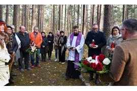 <b>GM. CZERSK. Dwie uroczystości przy pomniku w lesie pomiędzy Łukowem a Gutowcem – oddano hołd 28 zamordowanym 4 listopada 1939 roku mieszkańcom Czerska i okolic (ZDJĘCIA, WIDEO)</b>