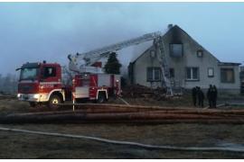 <b>(AKTUALIZACJA godz. 21.00)<br>Pożar budynku mieszkalnego <br>w Młynkach, w gm. Czersk (ZDJĘCIA)</b>