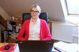 <b>Anna Skórska, naczelnik wydziału organizacyjno – prawnego<br> już w pracy </b>