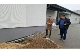 <b> CZERSK. Stan fundamentów Domu Kultury w Czersku ma ocenić biegły. Cztery wykopy - radny jest zaniepokojony (ZDJĘCIA)</b>
