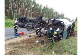 <b>AKTUALIZACJA. Droga została odblokowana. AKTUALIZACJA - Mężczyzna był pijany. Alkotest wykazał blisko 2 promile alkoholu w organizmie 47-latka. GM. CZERSK. Wypadek samochodu ciężarowego na DK22 – droga całkowicie zablokowana (ZDJĘCIA) </b>