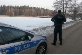 <b>POW. CHOJNICKI. Policjanci ostrzegają przed wchodzeniem na niebezpieczny lód. Kontrola zbiorników wodnych</b>