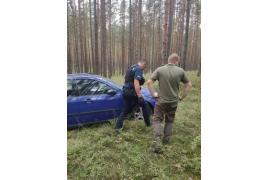 <b> REGION. W lesie odnaleziono prawdopodobnie skradziony samochód, który należy do mieszkańca Czerska (ZDJĘCIA) </b>