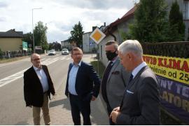 <b>Wicemarszałek z dyrektorem w Czersku. Goście przekonali się jak bardzo zniszczona jest droga 237. Inwestycje w 2021 i 2022 roku (FOTO)</b>