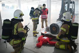 <b>CZERSK. Osoba przygnieciona, ewakuacja, pożar - ćwiczenia strażaków na terenie firmy YONGLI w Czersku (ZDJĘCIA, WIDEO)</b>