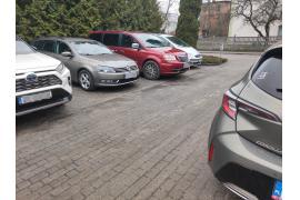 <b> CZERSK. Czytelniczka: nieprawidłowe parkowanie na tyłach gminnego budynku na ul. Dworcowej (ZDJĘCIA)</b>