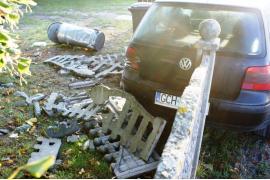 <b>Volkswagen wylądował w ogrodzeniu. Kolizja w Dąbkach (ZDJĘCIA)</b>