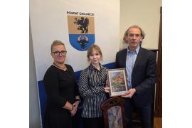 <b>Jolanta Czechowska z Czerska laureatką konkursu plastycznego – jej praca, kartka z życzeniami bożonarodzeniowymi, trafi do mieszkańców powiatu. GRATULACJE!</b>