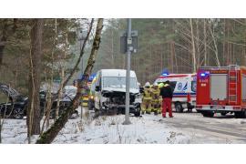 <b>GM. CZERSK. Zderzenie busa i osobówki w Mosnej, trasa Czersk – Śliwice. Bez osób poszkodowanych (ZDJĘCIA, WIDEO)</b>