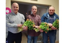 <b>GM. CZERSK. Dzień Kobiet w Klaskawie pełen muzyki i serdecznej atmosfery. Kwiatki dla Pań, występ akordeonisty – Pana Janka (ZDJĘCIA)</b>