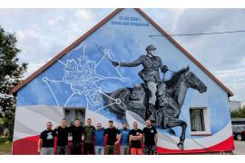 <b>Pierwszy historyczny mural w gminie Chojnice stał się faktem. Wykonawcy Marek `Panco` Kłosowski oraz Rafał Ktoski</b>