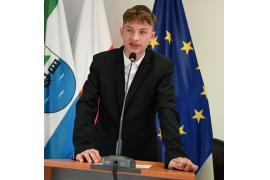 <b>GM. CZERSK. Paweł Bonkowski przewodniczącym MRM. Ślubowanie radnych Młodzieżowej Rady Miejskiej w Czersku. Przerwane obrady, nie można było wybrać wiceprzewodniczącego (ZDJĘCIA, WIDEO)</b>