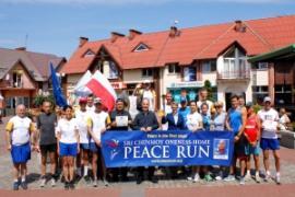 <b>Ekipa Peace Run w Czersku.  Przywitanie biegaczy przy fontannie  (ZDJĘCIA)</b>