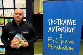 <b>Filip Porębski - policjant i pisarz w jednym. Funkcjonariusz (przez dwa lata pełnił służbę w Czersku) spotkał się z dziećmi (ZDJĘCIA)</b>