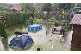 <b>CZERSK. Ogródki są zalewane – uprawy do wyrzucenia. Apel do starosty. Przepust niedrożny (ZOBACZCIE ZDJĘCIA)</b>