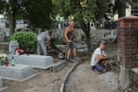 <b> Prace społeczne na cmentarzu (ZDJĘCIA)</b>