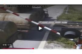 <b>POMORSKIE. Kierowca ciągnika pod wpływem alkoholu wjechał pod pociąg narażając zdrowie i życie ok 500 pasażerów. PLK apelują o rozwagę w czasie żniw (WIDEO)</b>