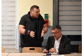 <b> GM. CZERSK. Odszkodowania za uszkodzone auta. Gałąź spadła na samochód – ubezpieczyciel odmówił. Zebranie sołeckie w Klaskawie. Podział funduszu, trzy projekty do CzBO 2027 (ZDJĘCIA)</b>
