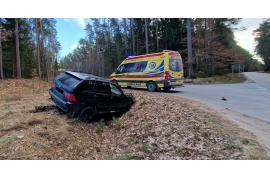 <b>GM. CZERSK. Kierujący stracił panowanie nad autem, które wpadło do rowu (ZDJĘCIA)</b>