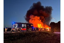 <b>CZERSK. Duży pożar na ul. Wrzosowej w Czersku - trwa akcja gaśnicza (ZDJĘCIA, WIDEO)</b>