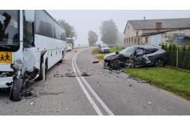 <b>Zderzenie osobówki z autobusem w pow. chojnickim. Nissan został skradziony w Redzie. Mężczyzna trafił za kratki</b>
