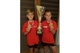 <b>Pierwsze miejsce w turnieju Lotos Junior Cup. Sukces młodych piłkarzy z gm. Czersk – pojadą na mecz reprezentacji Polski </b>