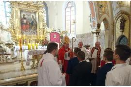 <b>Sakrament bierzmowania w czerskiej parafii. W tym roku grupa była nadzwyczaj liczna – sakrament przyjęło blisko 300 osób</b>